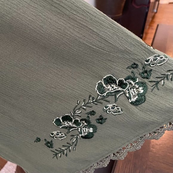 Forest Green, Size XXXL (22), Floral Accent on Bell Long Sleeve - Picture 3 of 6